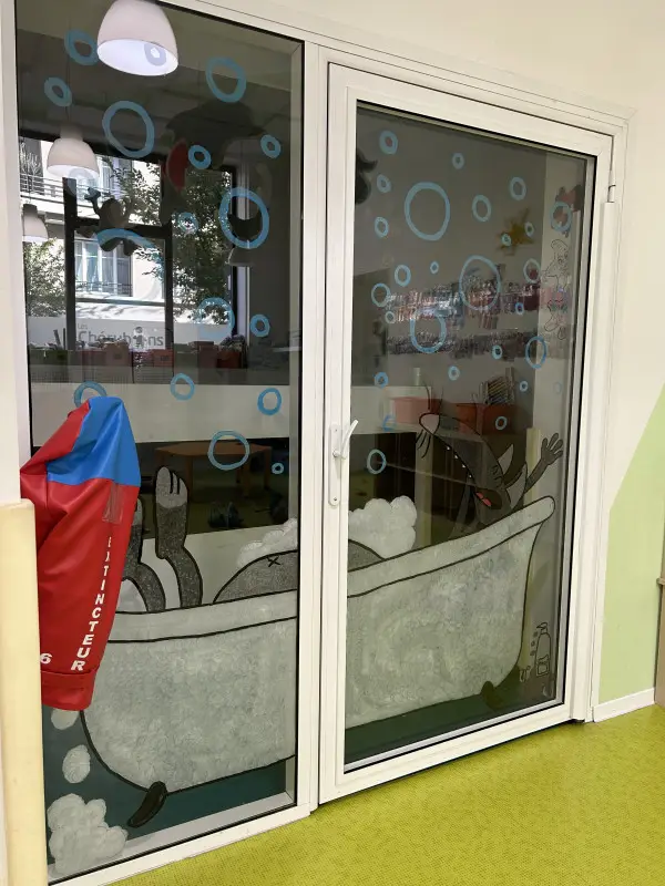Salle de bain décorée de la micro-crèche La Cachette des Chérubins à Grenoble