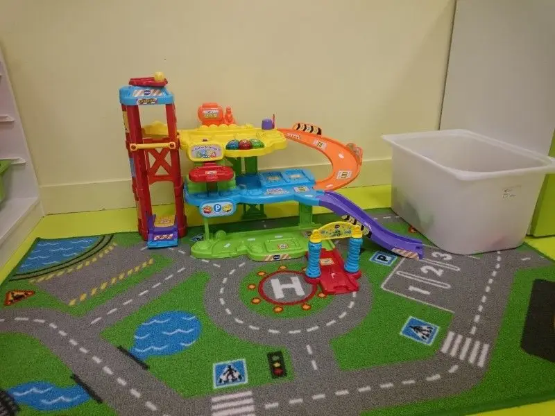 Circuit et jeux de motricité dans la salle d'éveil de la micro-crèche à Grenoble