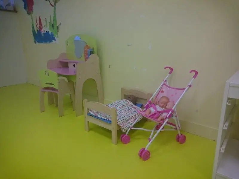 Coin dinette et poupées de la micro-crèche Le Cocon des Chérubins à Grenoble