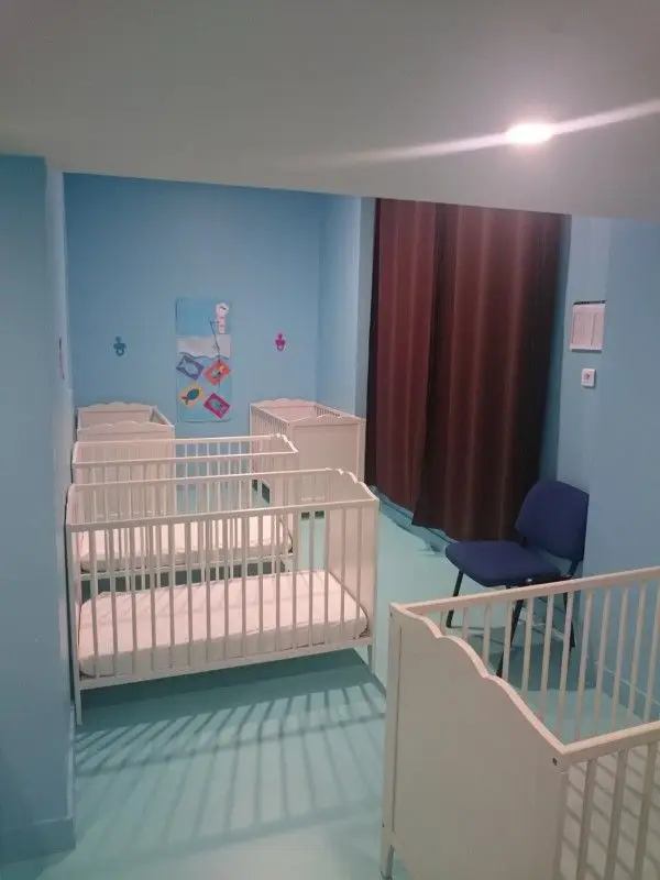 Dortoir avec lits à barreaux de la micro-crèche Le Cocon des Chérubins à Grenoble