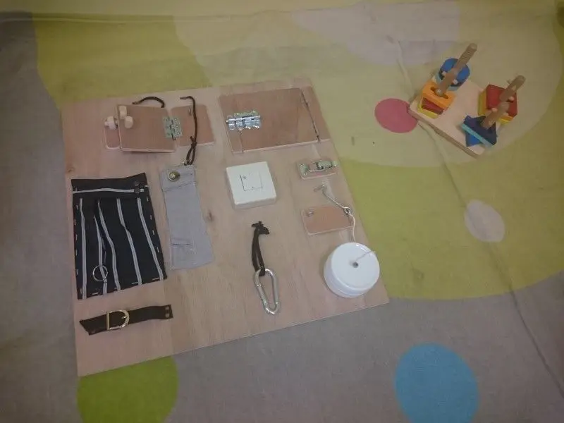 Planche d'éveil sensoriel fabriquée pour les enfants de la micro-crèche à Grenoble