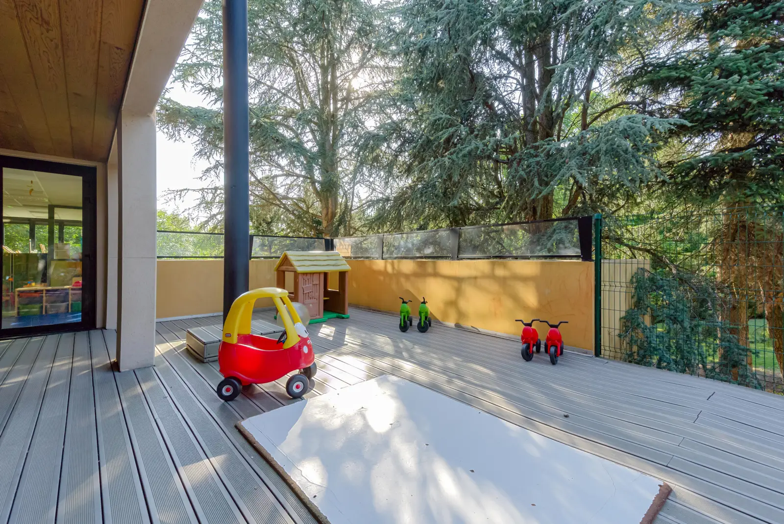 Terrasse extérieure arborée de la crèche Tom Pouce