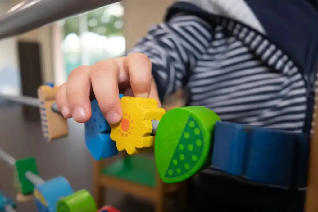 Jeu d'éveil manipulé par un enfant à la crèche Guilibulle de Caveirac