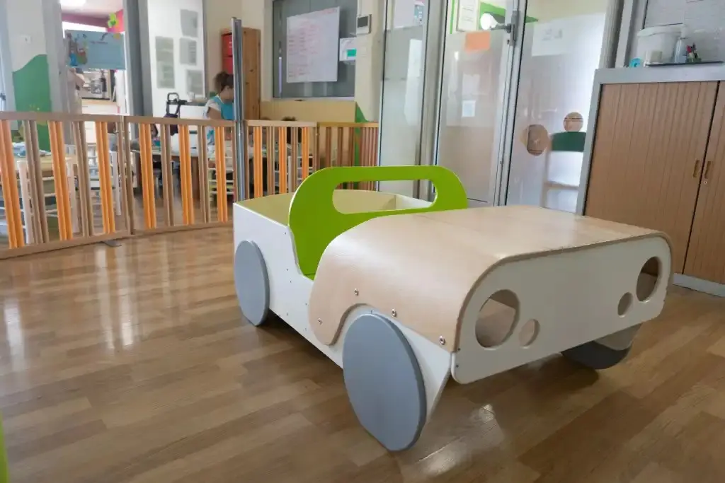 Jouet en bois dans une salle de vie de la crèche Guilibulle de Caveirac