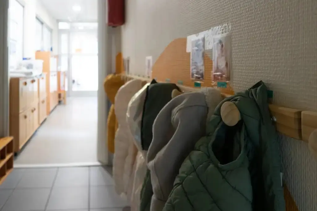 Couloir et portemanteaux des enfants à la crèche Guilibulle de Caveirac