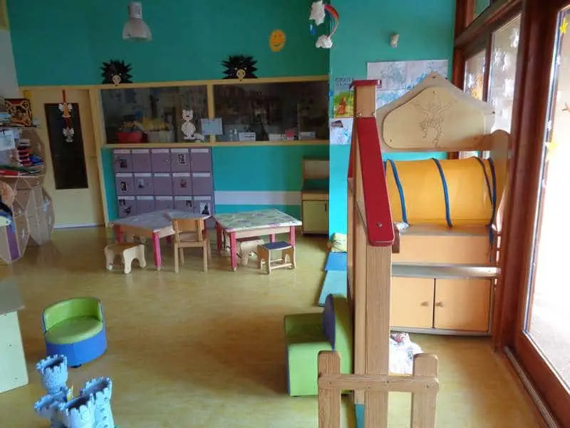 Salle de vie des tout-petits à la crèche Les Fontaineminois, Fontaines-Saint-Martin