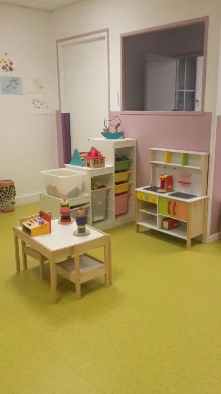 Coin dinette et jeux d'imitation à la micro-crèche Les Chérubins du Vaumain