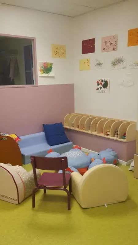 Coin lecture et coussins pour un moment calme à la micro-crèche Les Chérubins du Vaumain