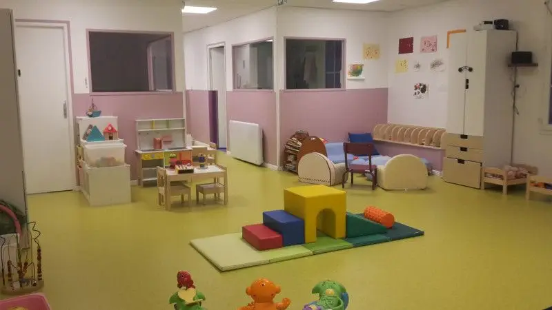 Espace de motricité et créations d'enfants affichées à la micro-crèche Les Chérubins du Vaumain
