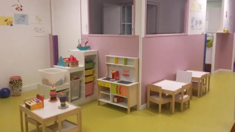 Espace de jeux d'imitation et petites tables à la micro-crèche Les Chérubins du Vaumain