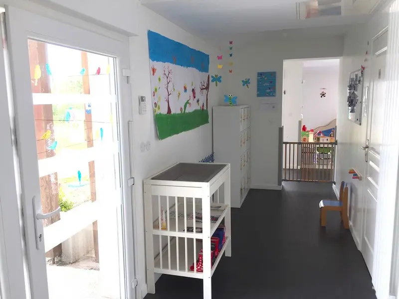 Espace d'accueil et de change de la micro-crèche Le Jardin des Petits Vikings à Sailly-sur-la-Lys