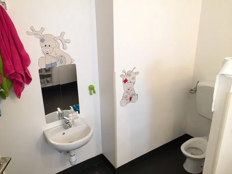 Salle de bain adaptée aux tout-petits à la micro-crèche Le Jardin des Petits Vikings à Sailly-sur-la-Lys