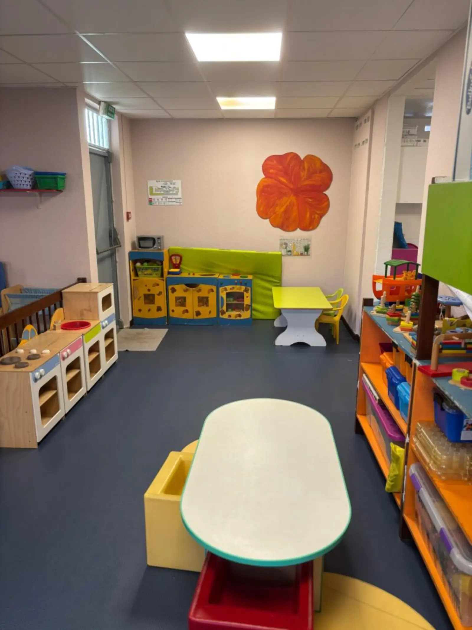 Salle de jeux colorée de la crèche Ti Doudou à Cayenne