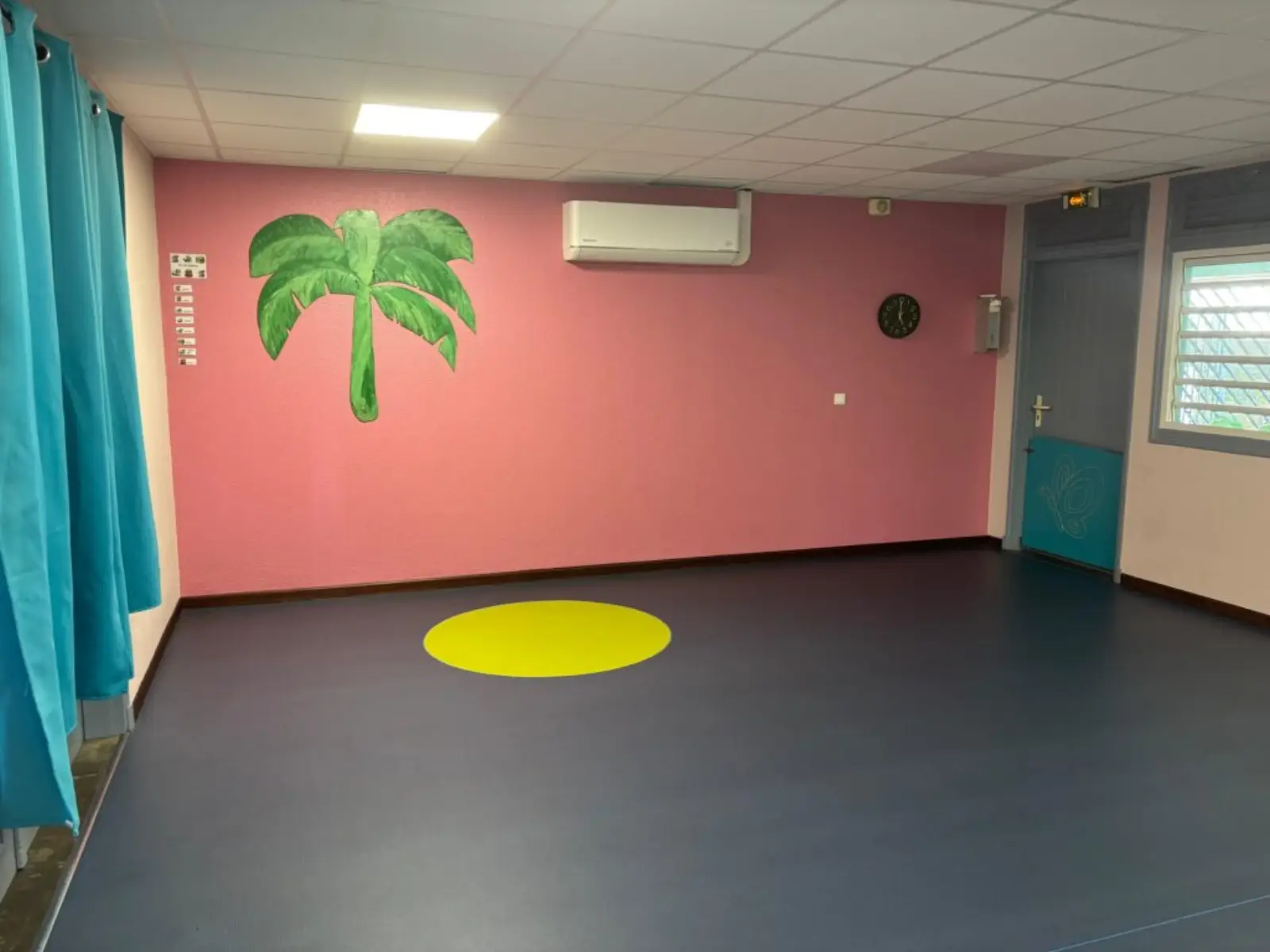 Terrasse extérieure de la crèche Ti Doudou à Cayenne