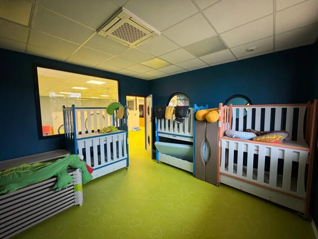 Salle de repos de la crèche Ti Palika à Matoury