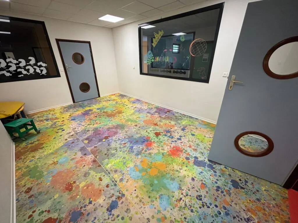 Salle de jeux colorée de la crèche Ti Palika à Matoury