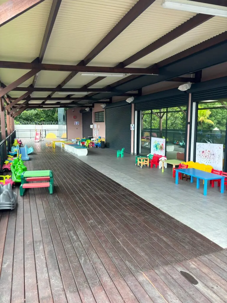 Espace de jeux extérieur de la crèche Ti Palika à Matoury