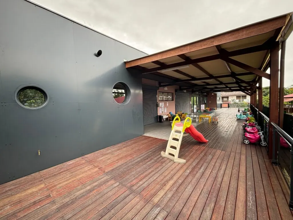 Terrasse extérieure avec toboggan à la crèche Ti Palika, Matoury
