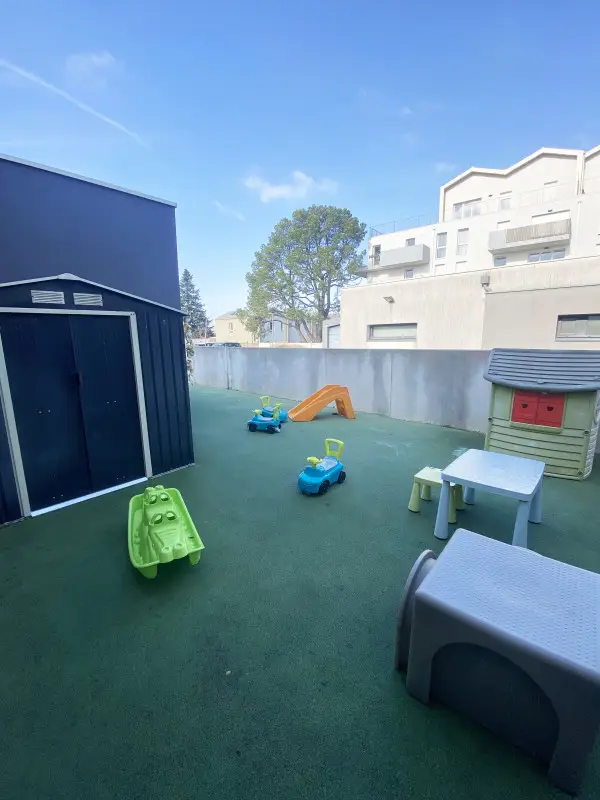 Espace extérieur ensoleillé de la micro-crèche Les Chérubins de Rezé