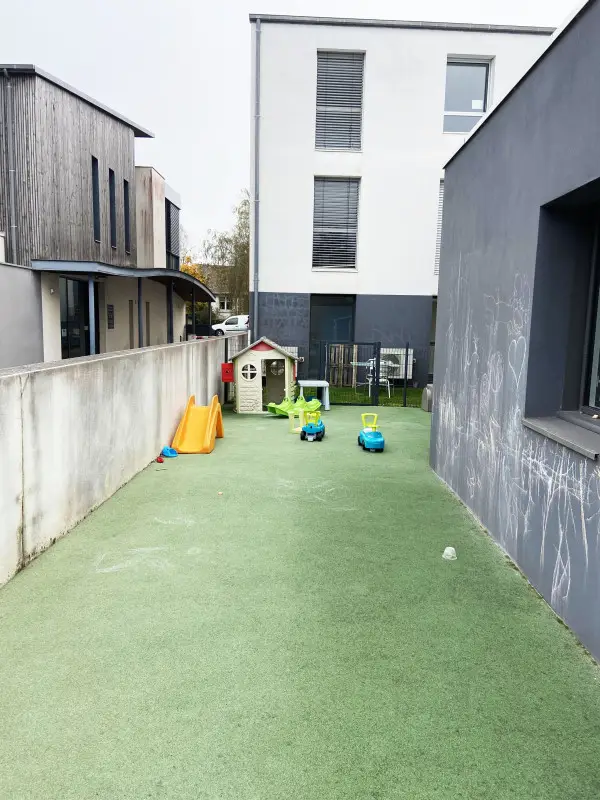 Jardin extérieur avec toboggan à la micro-crèche Les Chérubins de Rezé