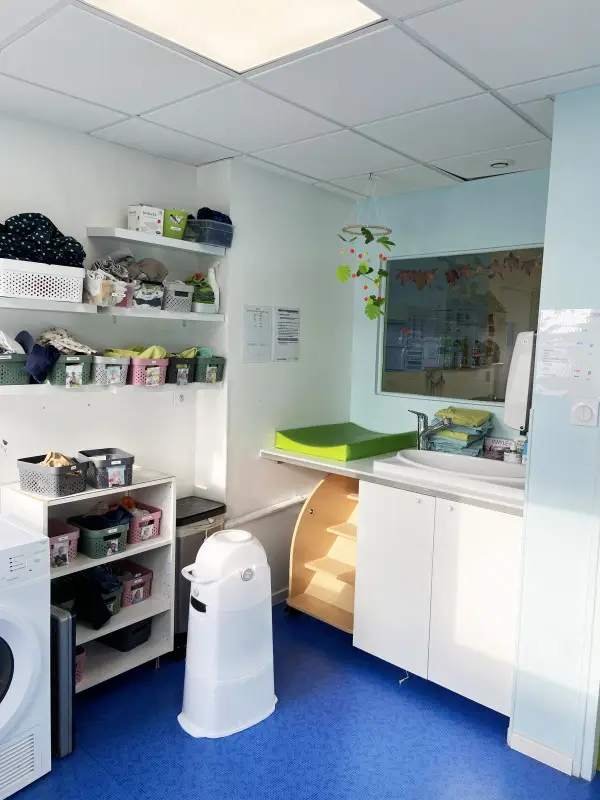 Espace change et rangement à la micro-crèche Les Chérubins de Rezé