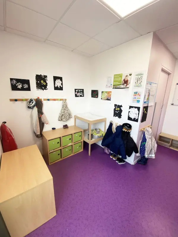 Vestiaire et créations des enfants à la micro-crèche Les Chérubins de Rezé