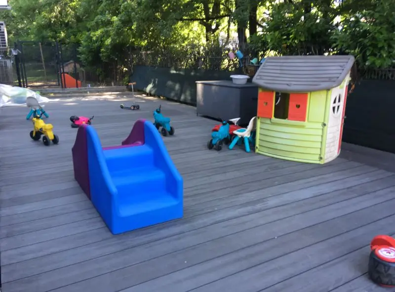 Terrasse extérieure de la micro-crèche Les Bambins de Seyssinet-Pariset