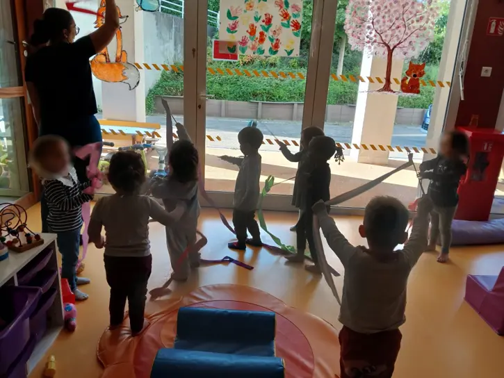 Atelier d'éveil avec des rubans colorés au multi-accueil Coccinelle à Jarny