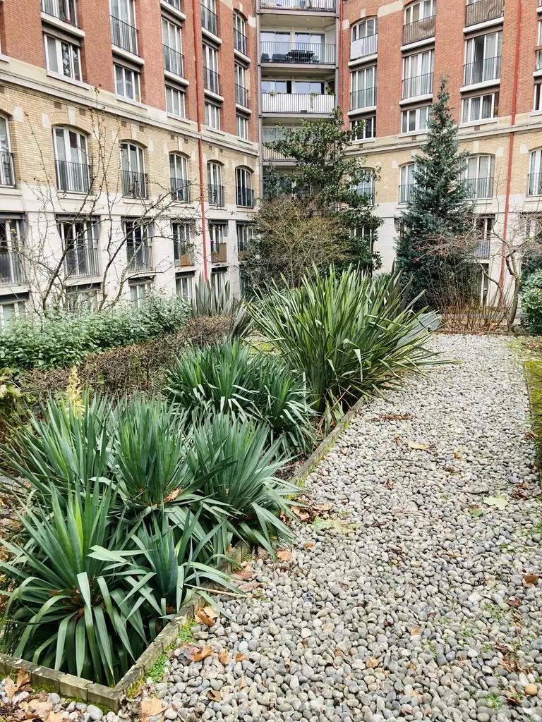 Allée du jardin extérieur de la crèche La Maison Kangourou Saussure
