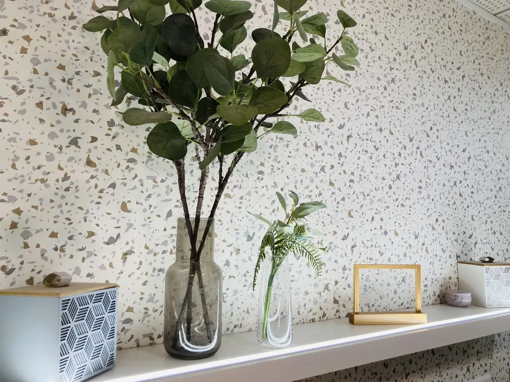 Décoration végétale dans un coin de vie à la crèche La Maison Kangourou Saussure à Paris 17