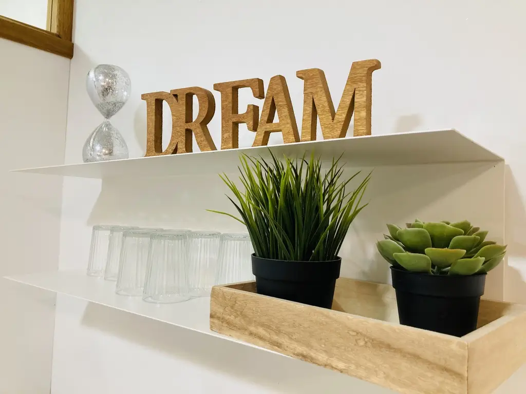 Étagère décorative dans un espace de vie de la crèche La Maison Kangourou Saussure