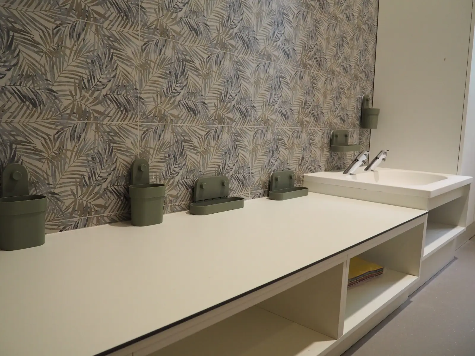 Salle de bain à motif végétal à la crèche La Maison Kangourou Roussel à Paris 17
