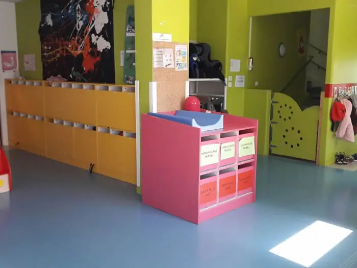 Espace vestiaire coloré de la crèche LPCR Massy
