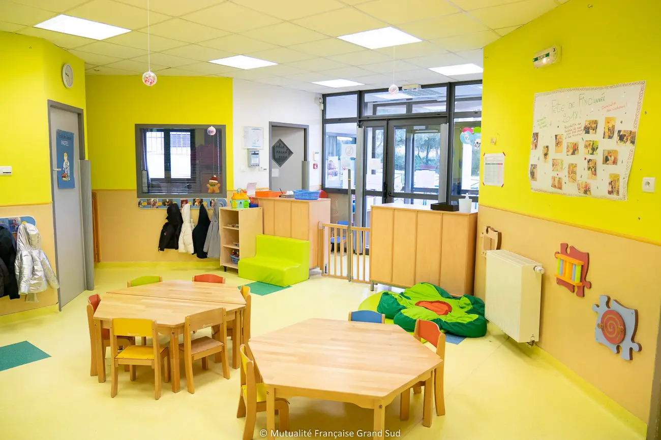 Salle de jeux ensoleillée de la crèche Les Garriguettes à Vailhauquès