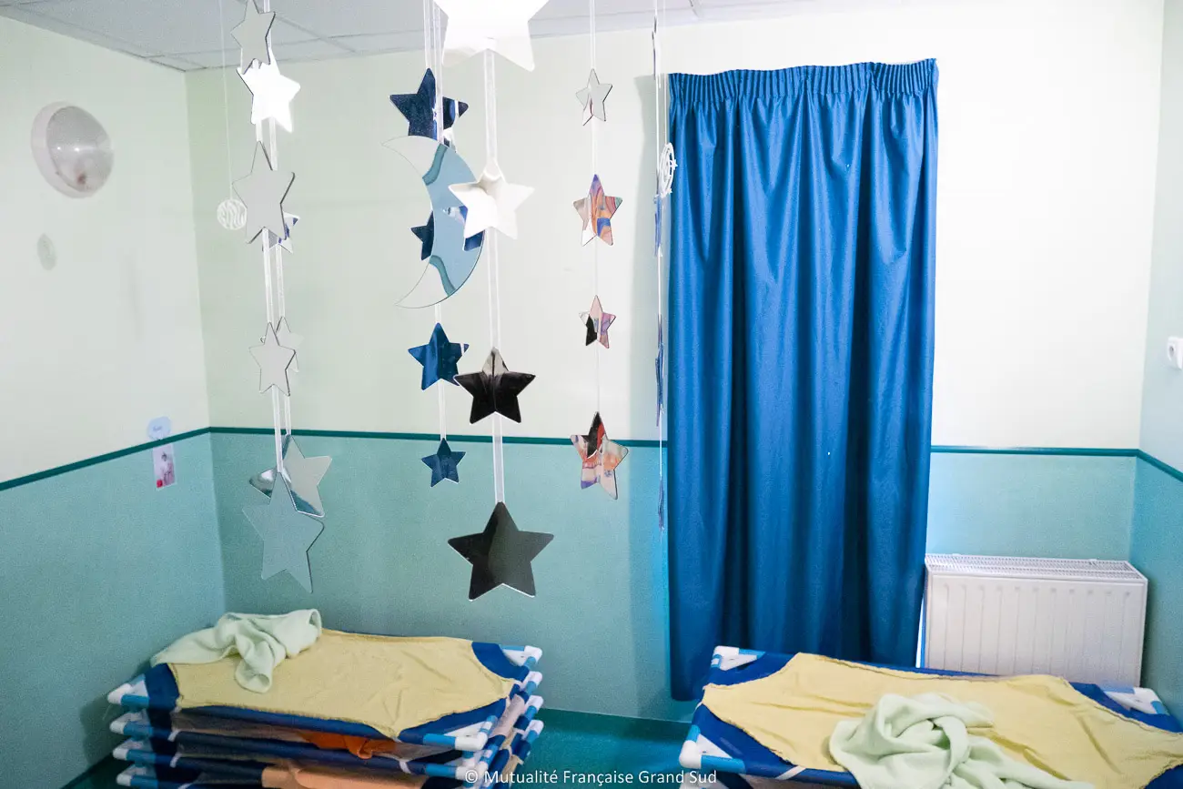 Dortoir et coin repos de la crèche Les Garriguettes à Vailhauquès