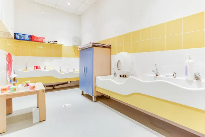 Salle de lavabo et de change de la crèche LPCR Grenoble Polytec