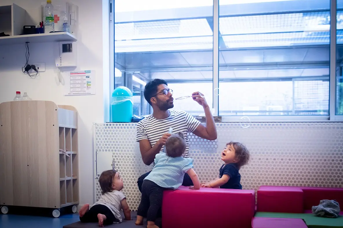 Moment de jeu avec des bulles de savon à la crèche La Maison Kangourou Léon Frot