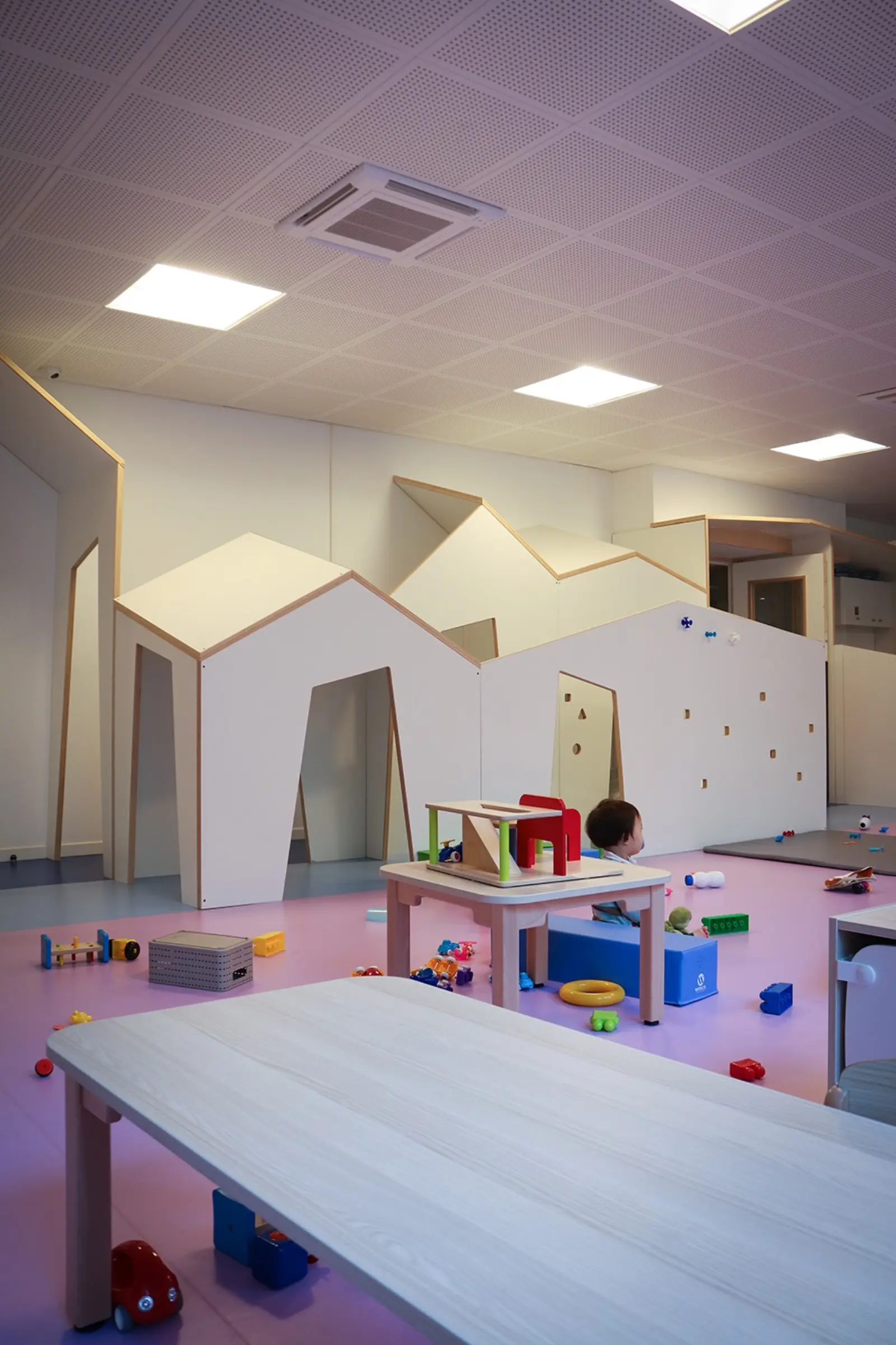 Espace de jeu façon petit village à la crèche La Maison Kangourou Léon Frot à Paris 11