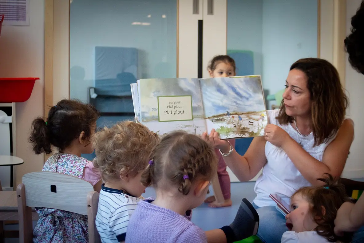 Temps de lecture en groupe à la crèche La Maison Kangourou Léon Frot