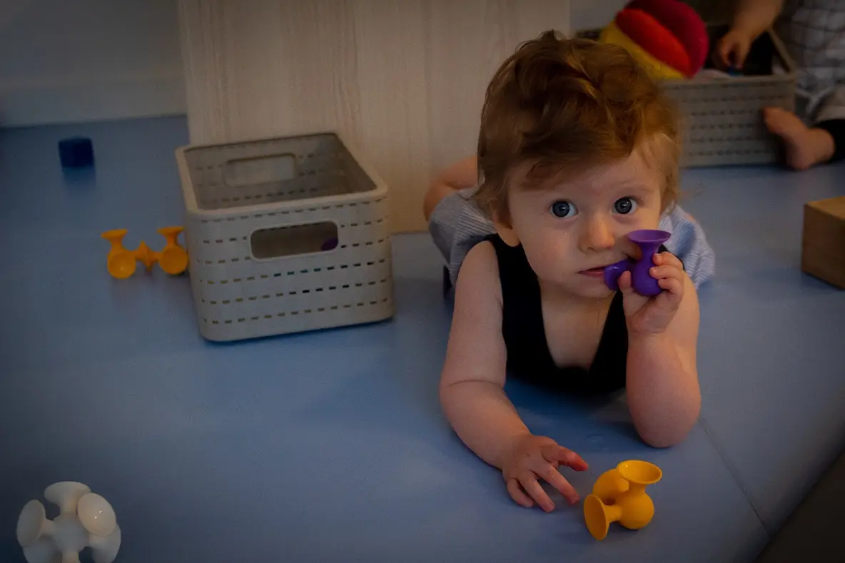Une professionnelle avec un enfant à la crèche La Maison Kangourou Léon Frot