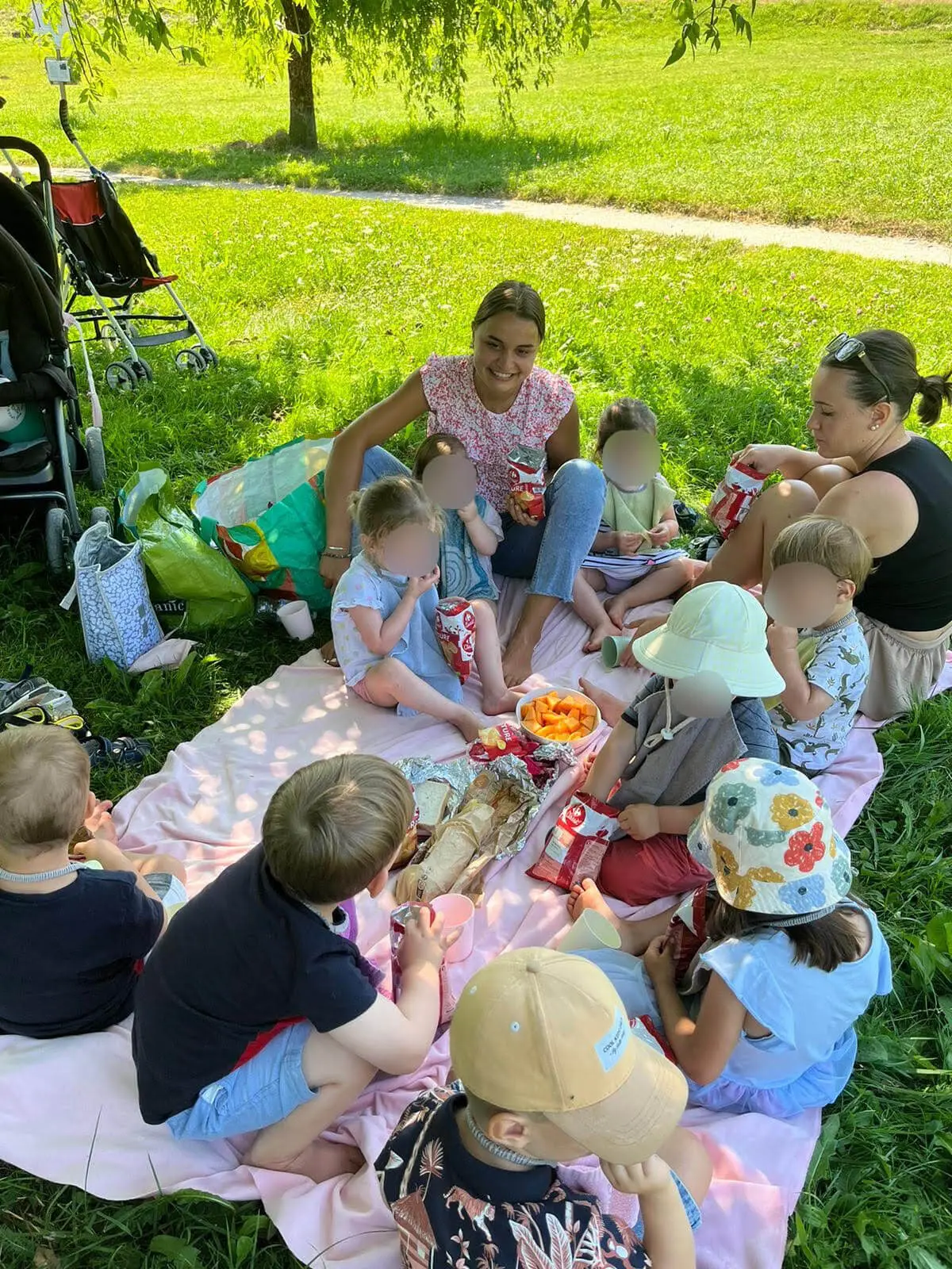 Pique-nique en extérieur avec les enfants de la micro-crèche Les Ticoeurs à Cruseilles
