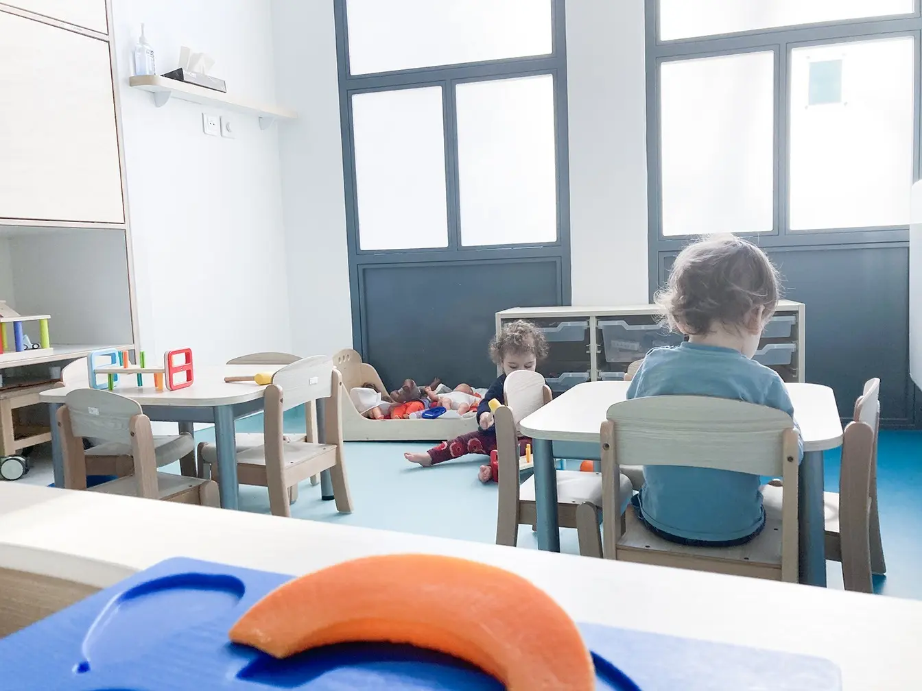 Enfants en jeu de construction à la crèche La Maison Kangourou Charonne