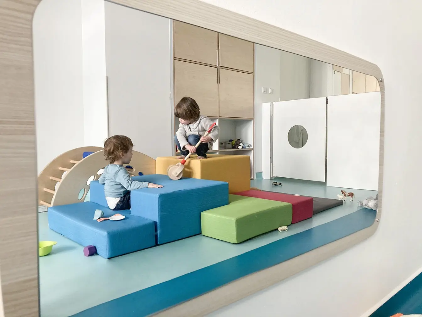 Espace de motricité et miroir à la crèche La Maison Kangourou Charonne