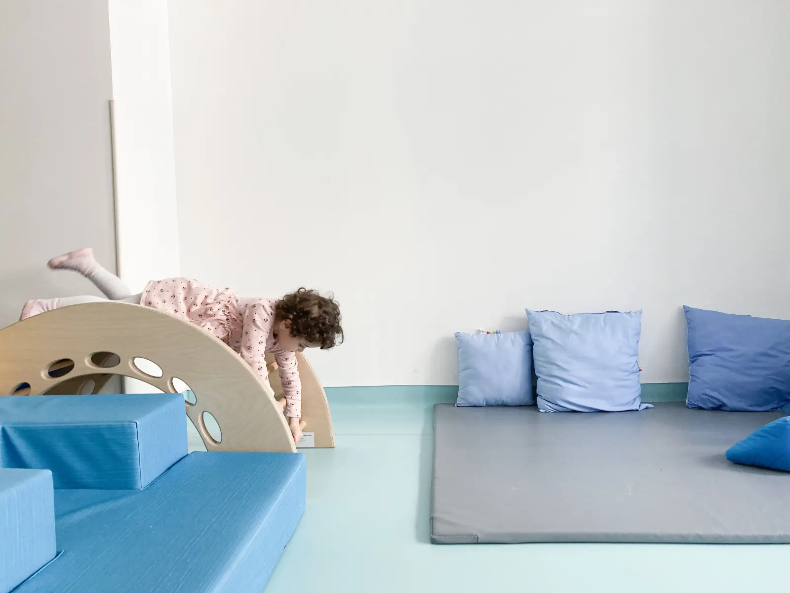 Enfant sur un module de motricité à la crèche La Maison Kangourou Charonne