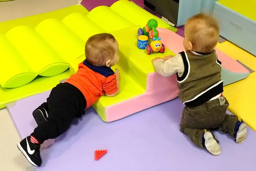 Enfants en train de jouer à la micro-crèche des Charmettes à Lyon 6e