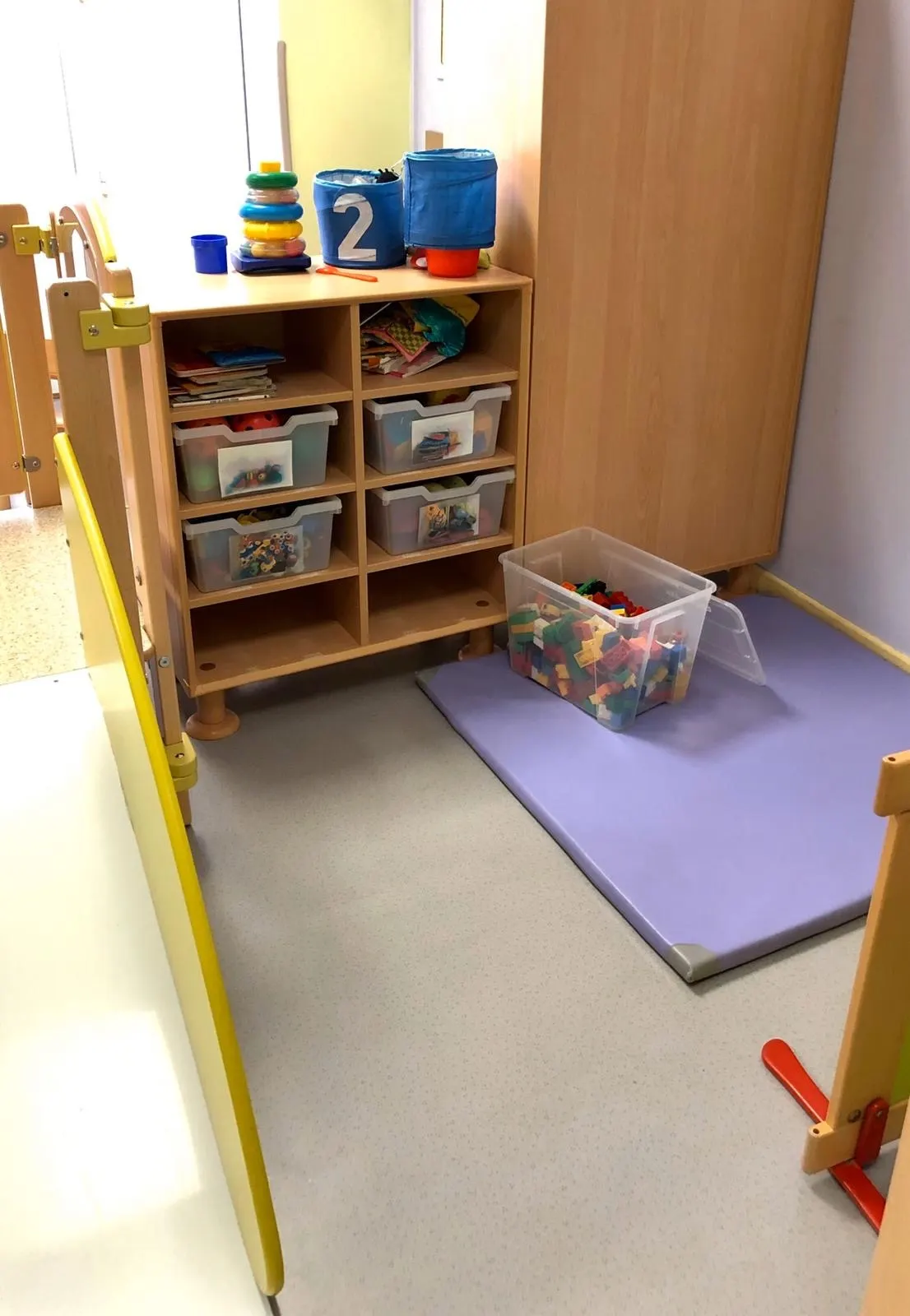 Espace de rangement des jeux à la micro-crèche des Charmettes à Lyon 6e