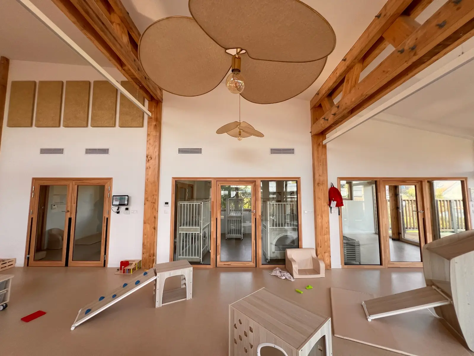 Couloir vitré desservant le dortoir de la crèche La Maison Kangourou Compans
