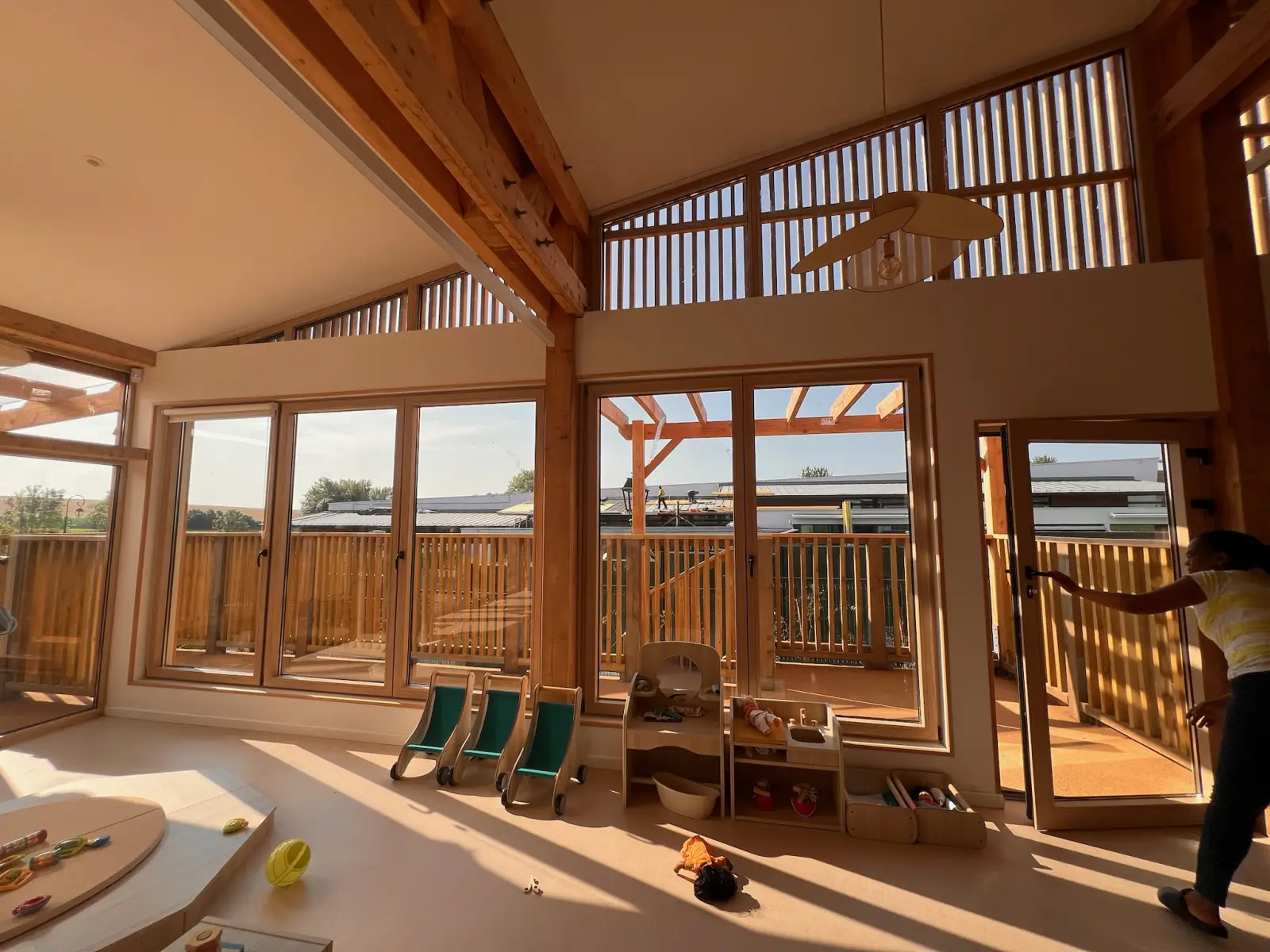 Espace de jeux baigné de lumière à la crèche La Maison Kangourou de Compans