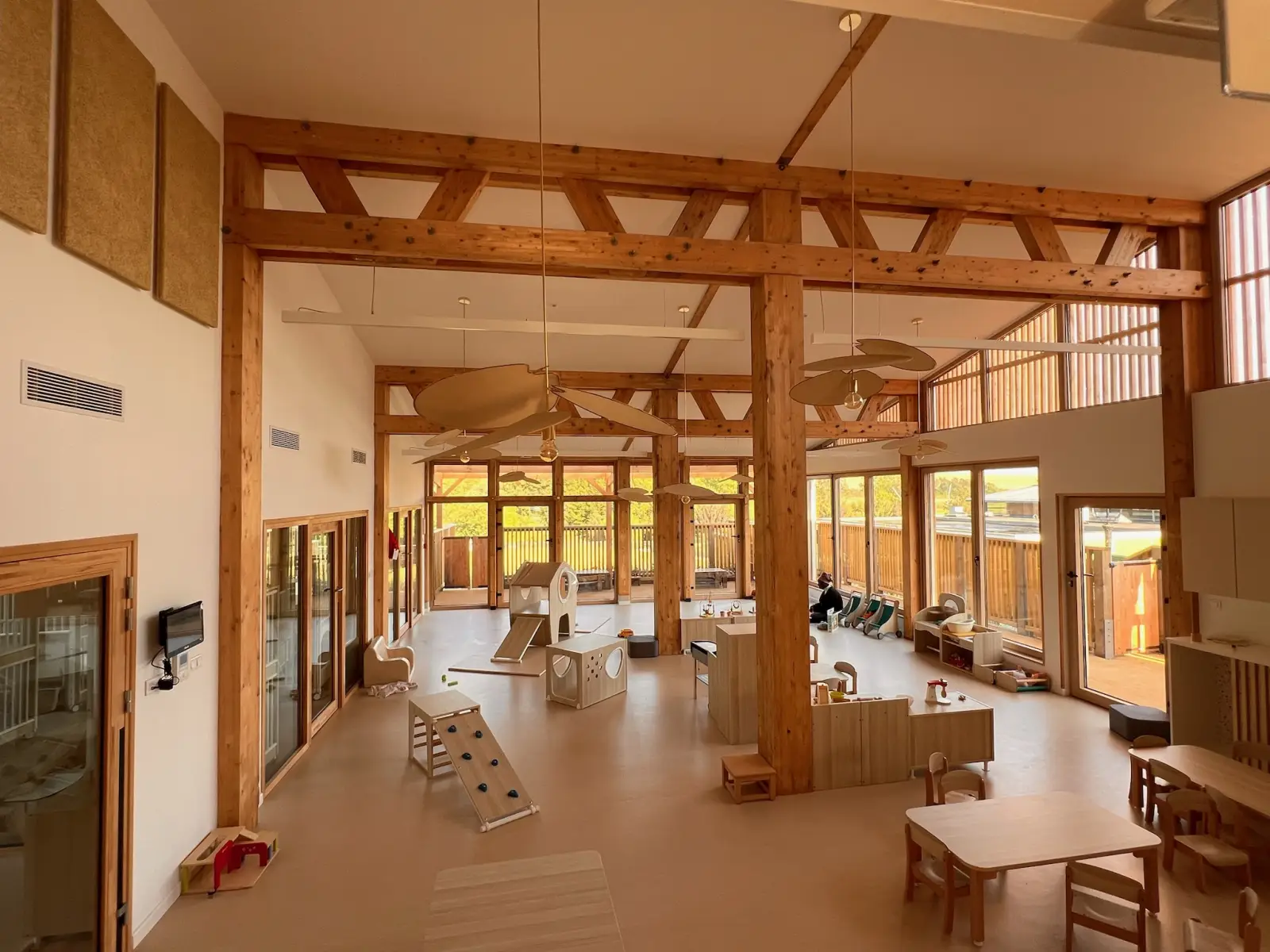 Grand espace de vie et mezzanine à la crèche La Maison Kangourou Compans