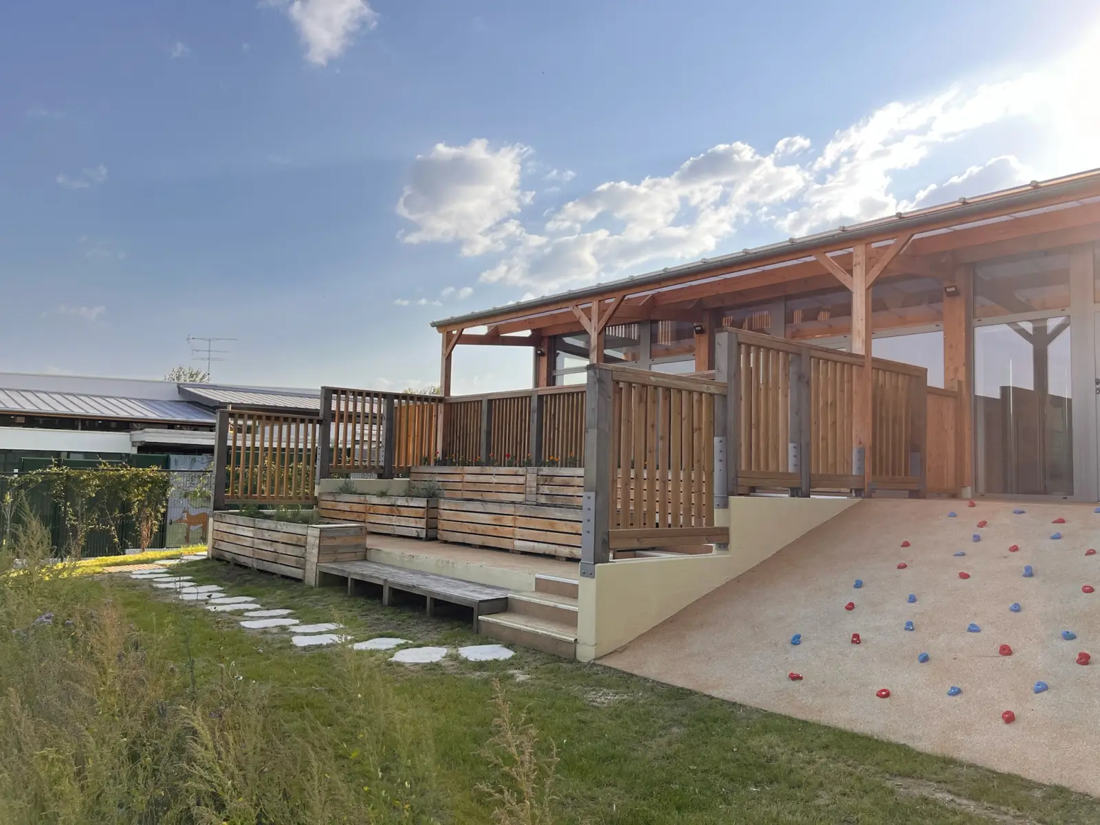 Jardinage, mur d'escalade et lien avec l'école